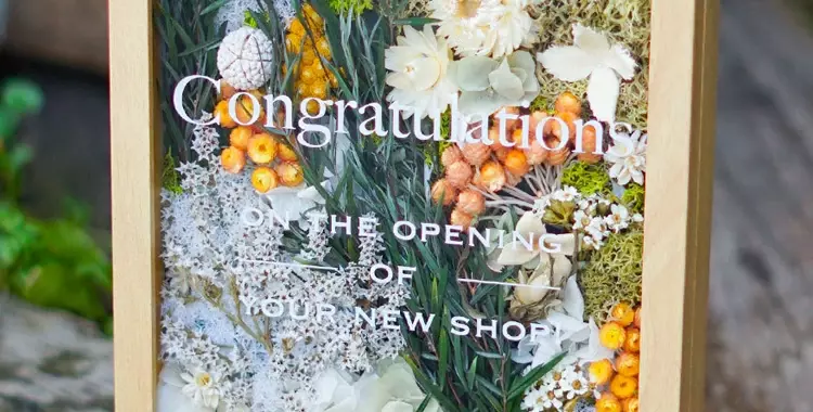 フレーム入りの開店祝い花イメージ
